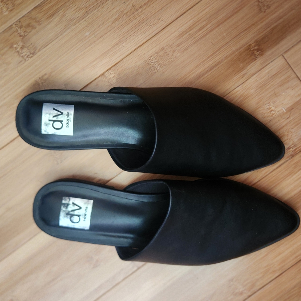 DV by Dolce Vita Black Flats Sleek Minimalist Design